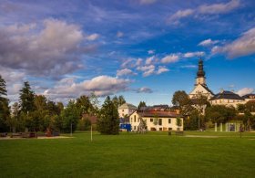2 - Klášter a město