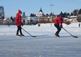 Bruslení na rychlobruslařském oválu