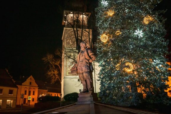 Betlémské světlo pod stromem - hlavní náhled