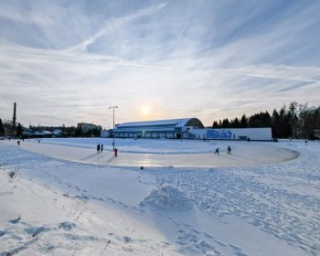 Bruslení na rychlobruslařském oválu