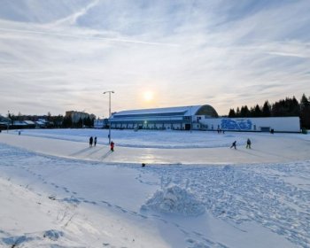Bruslení na rychlobruslařském oválu