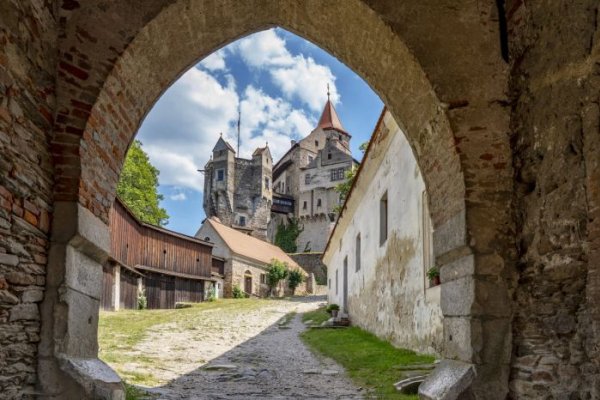 Pernštejn v rukou rodu Mitrovských