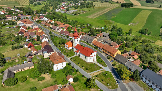 Mestecko bobrova kostel Petra a Pavla