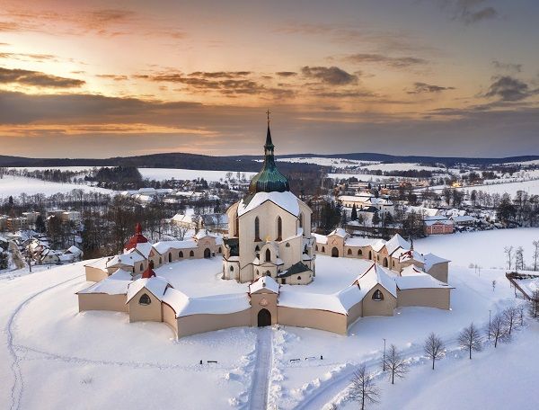 Poutní kostel sv. Jana Nepomuckého na Zelené hoře v zimě