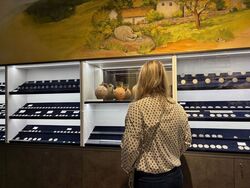 Stříbrný poklad od Dolního Čepí se dočkal rozšíření, z 983 mincí ve čtyřech džbánech je jich vystaveno na 330