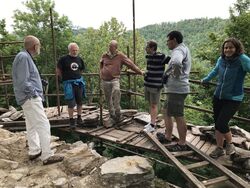 Hrad Pyšolec se postupně vynořuje ze země,  ve sklepení paláce fungovalo centrální vytápění