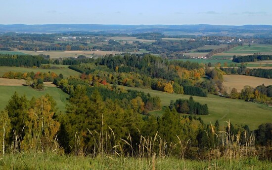 vyhlídka ze Svaté hory severovýchodním směrem v pozadí Žďárské vrchy copy