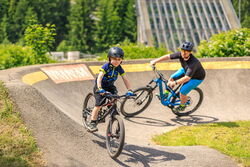 Pumptrackové tratě jsou v kurzu, zřizují je města i menší obce