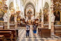 Novodobé poutnictví: Santiniho stezka cílí na přírodu i památky geniálního architekta